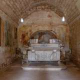Ci avviciniamo all�altare, realizzato in pietra e stucco...
